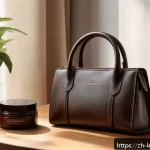가죽공예 세탁과 유지보수 - A cozy, well-lit room showcasing a detailed close-up of a leather handbag on a wooden table, surroun...
